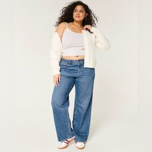 Curvy Mid-Rise Medium Wash Baggy Jeans
Hollister